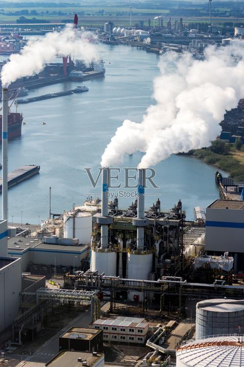 一個(gè)大型工業(yè)港口的廢物處理工廠的煙囪排出的廢氣造成的空氣污染